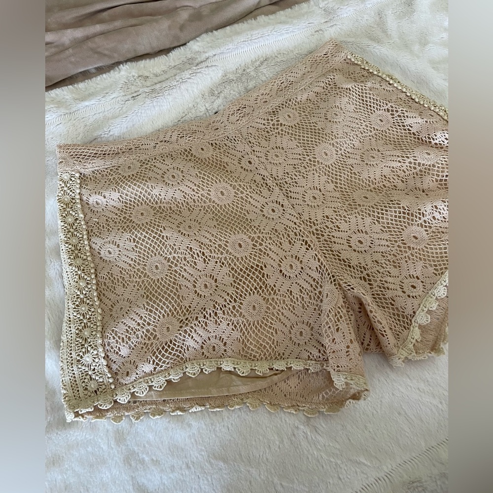 EUC FreePeople crochet lace shorts in crème beige size 6